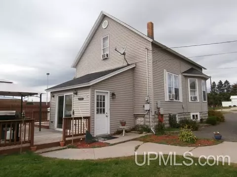 1925 S 8th, Escanaba, MI 49829 photo 2