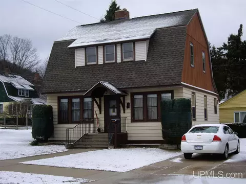 311 Maple, Munising, MI 49862 photo 1