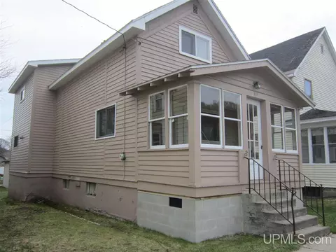111 Chestnut, Munising, MI 49862 photo 1