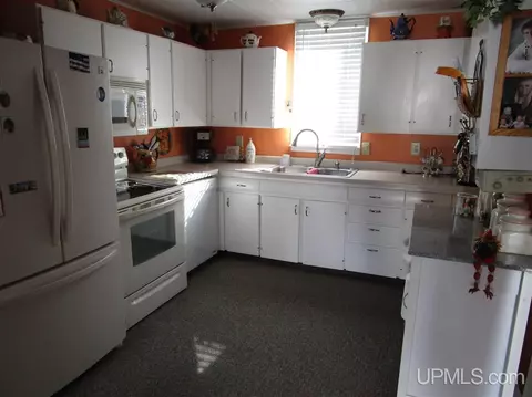 15961 N Main, Powers, MI 49874 photo 2