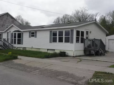 719 E Rdg, Ishpeming, MI 49849 photo 2