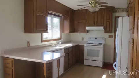 301 S 26th, Escanaba, MI 49829 photo 3