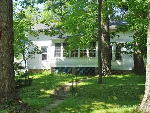 712 E H, Iron Mountain, MI 49801 photo 1