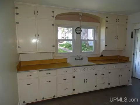 712 E H, Iron Mountain, MI 49801 photo 5