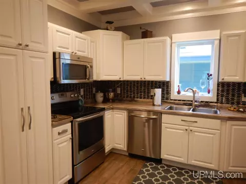 624 S 16th, Escanaba, MI 49829 photo 3