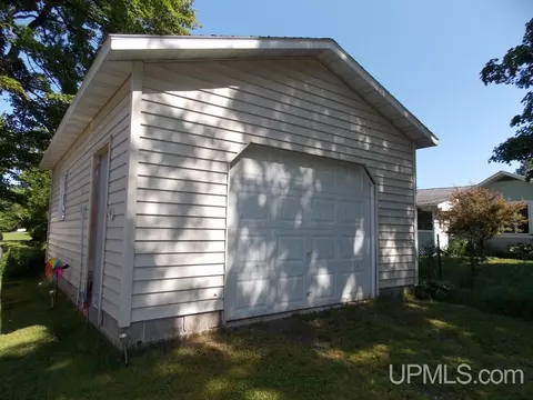 120 E Kingsford, L'anse, MI 49946 photo 2