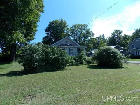 120 E Kingsford, L'anse, MI 49946 photo 1