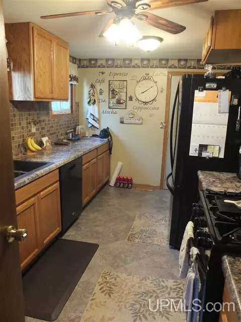 809 S 4th, Escanaba, MI 49829 photo 8