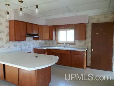 1107 S 10th, Escanaba, MI 49829 photo 2