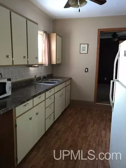 512 N 19th, Escanaba, MI 49829 photo 3