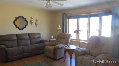 705 S 31st, Escanaba, MI 49829 photo 2