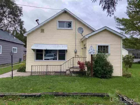 112 110 Clfs, Gladstone, MI 49837 photo 1