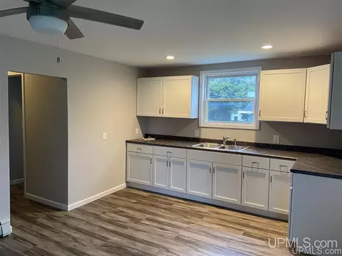 112 110 Clfs, Gladstone, MI 49837 photo 2