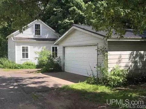 621 Cleveland, Ishpeming, MI 49849 photo 2