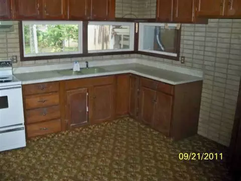 917 Browning, Jackson, MI 49202 photo 2