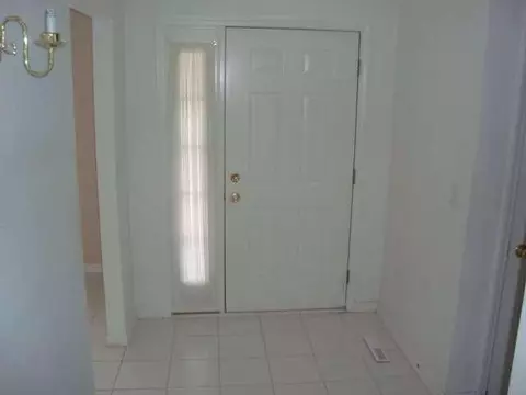 852 E Barrington, Jackson, MI 49203 photo 2