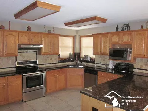 6752 Lockmill, Temperance, MI 48182 photo 2