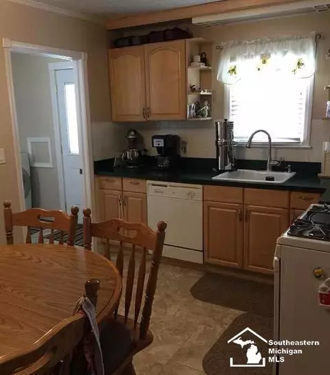 653 Bentley, Monroe, MI 48162 photo 5
