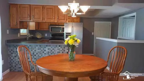 1121 Handy, Monroe, MI 48162 photo 2