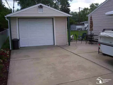 124 Kessler, Monroe, MI 48162 photo 3