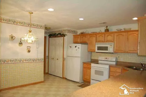 2454 Sutton, Temperance, MI 48182 photo 8