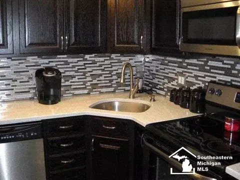 131 Crampton, Monroe, MI 48162 photo 6