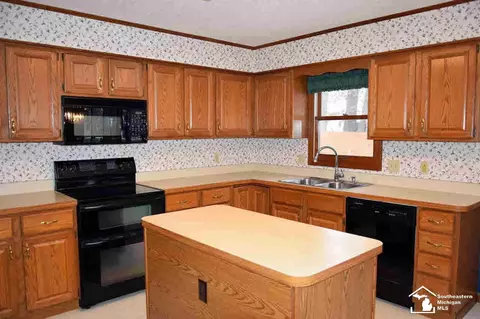 8680 Tanglewood, Temperance, MI 48182 photo 3