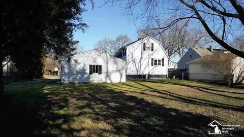 916 Eighth, Monroe, MI 48161 photo 4