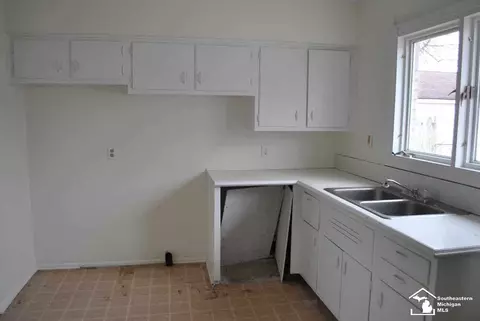 233 Theodore, Monroe, MI 48162 photo 5
