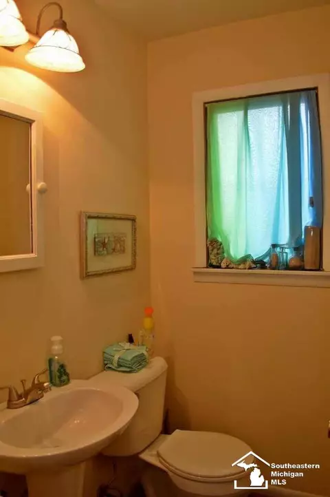 8055 Comanche, Temperance, MI 48182 photo 9