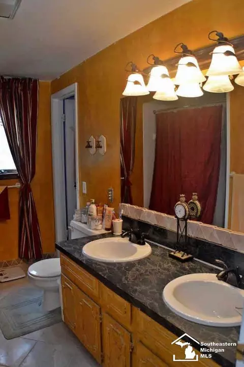 8055 Comanche, Temperance, MI 48182 photo 14