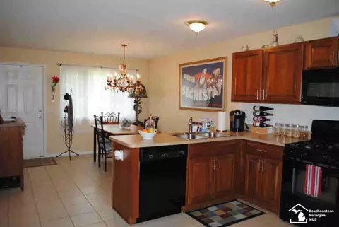 913 May, Monroe, MI 48161 photo 3