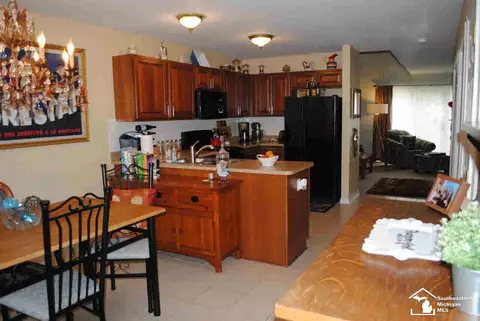 913 May, Monroe, MI 48161 photo 4