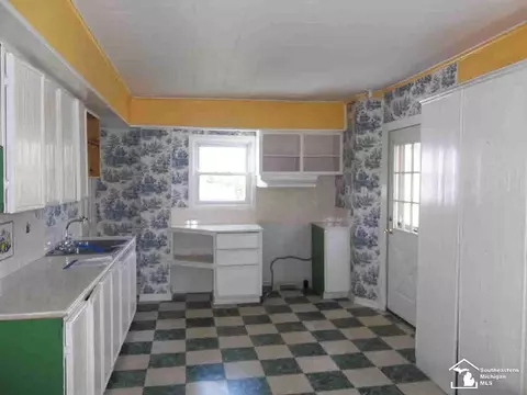 717 Smith, Monroe, MI 48161 photo 2