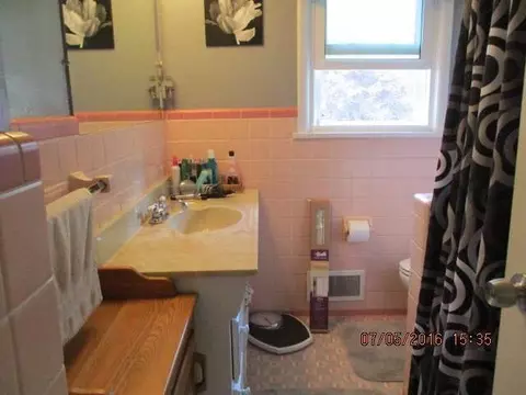 2413 Maple, Jackson, MI 49203 photo 4