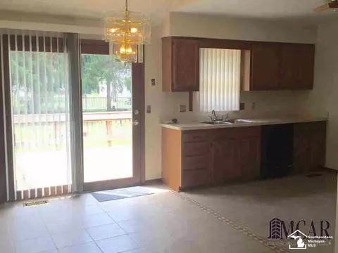 917 Whitman, Temperance, MI 48182 photo 3