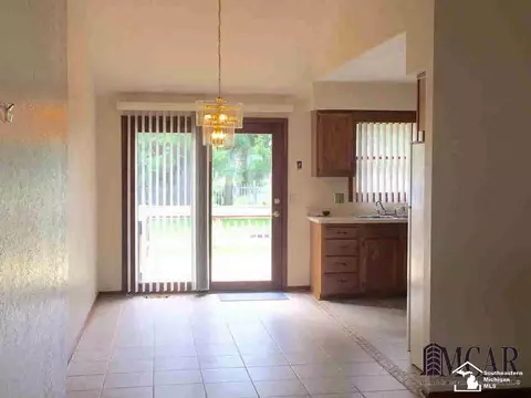 917 Whitman, Temperance, MI 48182 photo 2