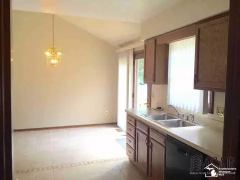 917 Whitman, Temperance, MI 48182 photo 4