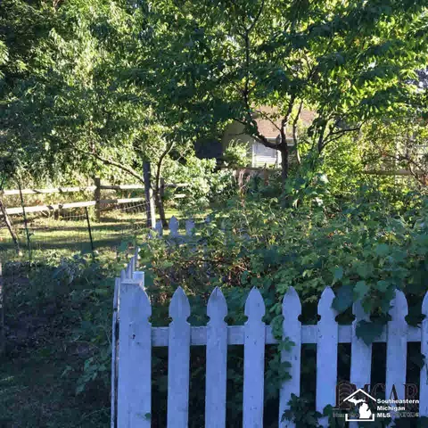 7485 Apache, Temperance, MI 48182 photo 16