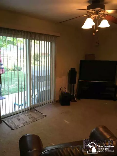 7485 Apache, Temperance, MI 48182 photo 5
