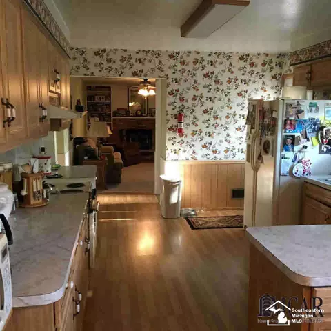 7485 Apache, Temperance, MI 48182 photo 13