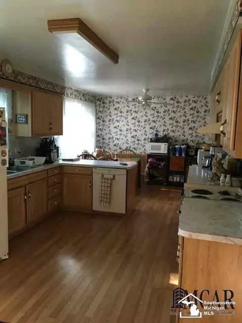 7485 Apache, Temperance, MI 48182 photo 6