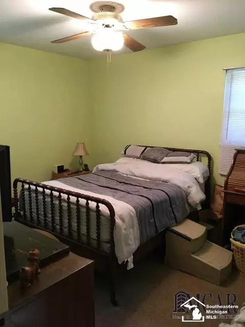 7485 Apache, Temperance, MI 48182 photo 10