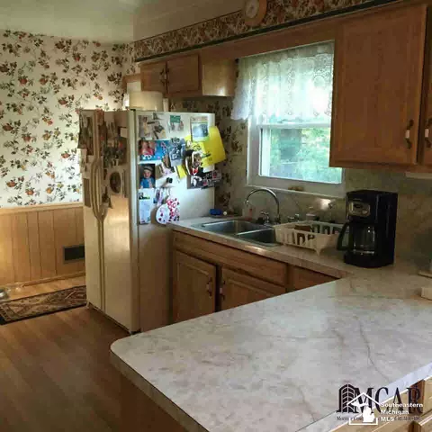 7485 Apache, Temperance, MI 48182 photo 14