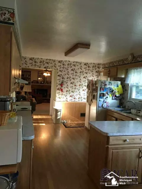 7485 Apache, Temperance, MI 48182 photo 8