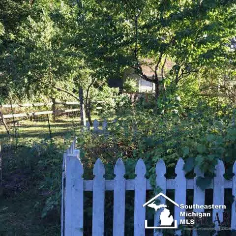 7485 Apache, Temperance, MI 48182 photo 22