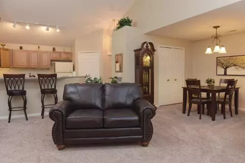 916 Oakbrook, Jackson, MI 49203 photo 2