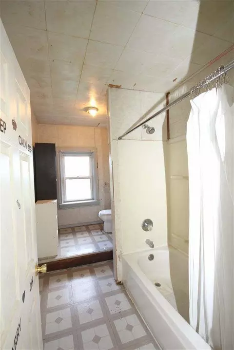 631 Oak, Jackson, MI 49201 photo 3