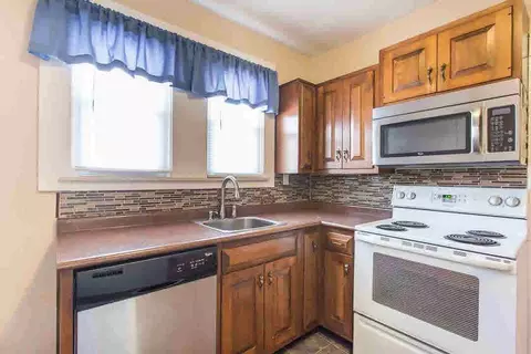 122 N Thompson, Jackson, MI 49202 photo 5