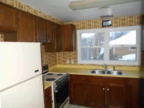 902 S Thompson, Jackson, MI 49203 photo 8